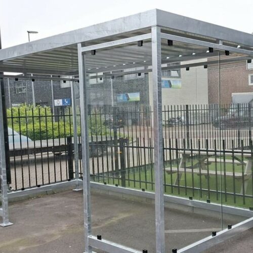 Overkapping voor automaten model Myla 32 Deze staat bij de wasstraat en gaat gebruikt worden als overkapping voor een snoepautomaat. Afmeting 4x2m